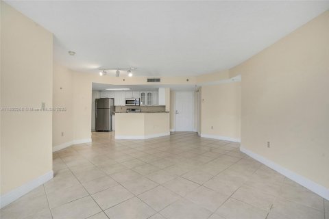 Condo in Miami, Florida, 2 bedrooms  № 1944228 - photo 3