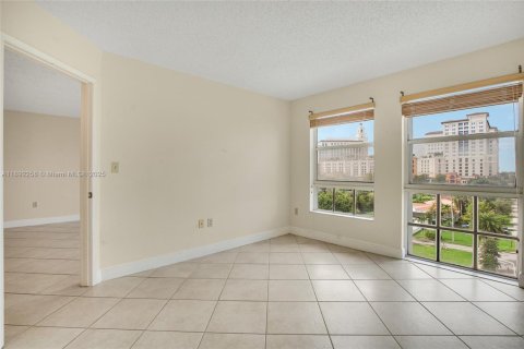 Condo in Miami, Florida, 2 bedrooms  № 1944228 - photo 13