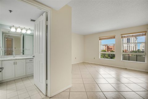 Condo in Miami, Florida, 2 bedrooms  № 1944228 - photo 10