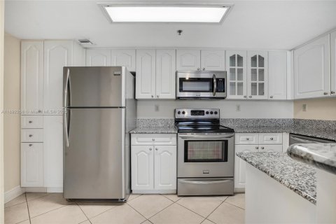 Condo in Miami, Florida, 2 bedrooms  № 1944228 - photo 5