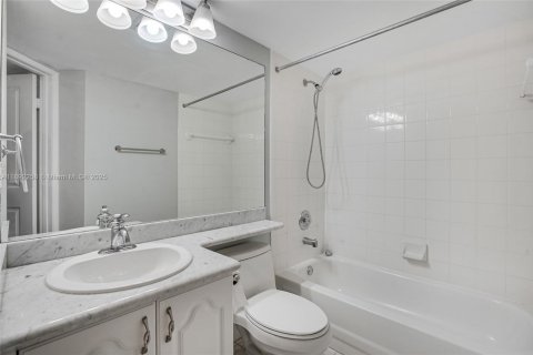 Condo in Miami, Florida, 2 bedrooms  № 1944228 - photo 7