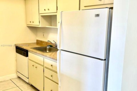 Copropriété à louer à Miami, Floride: 1 chambre, 92.9 m2 № 2431288 - photo 4
