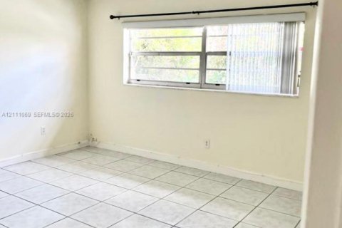 Copropriété à louer à Miami, Floride: 1 chambre, 92.9 m2 № 2431288 - photo 7
