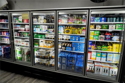 Commercial property in Miami, Florida № 2065358 - photo 9