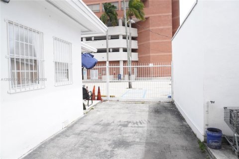 Commercial property in Miami, Florida № 2065358 - photo 13
