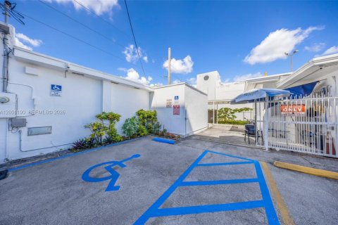 Commercial property in Miami, Florida № 2065358 - photo 12