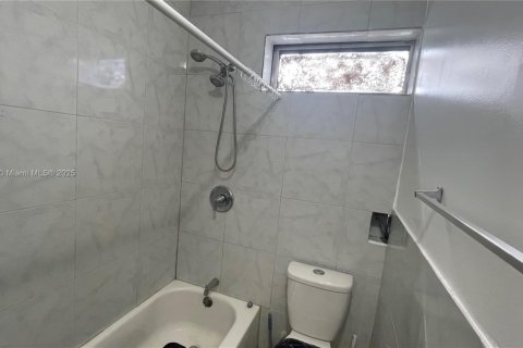 House in Hollywood, Florida 3 bedrooms, 115.11 sq.m. № 1925651 - photo 23