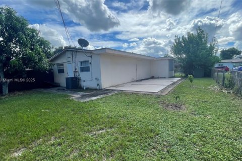 House in Hollywood, Florida 3 bedrooms, 115.11 sq.m. № 1925651 - photo 27