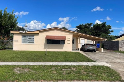 House in Hollywood, Florida 3 bedrooms, 115.11 sq.m. № 1925651 - photo 1