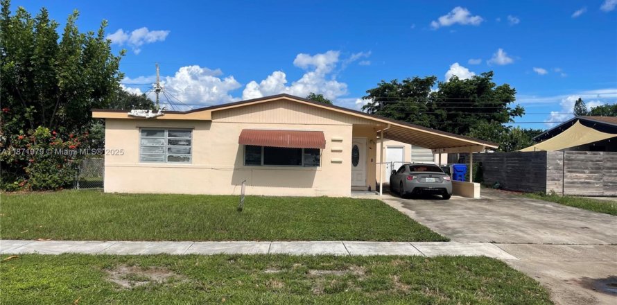 House in Hollywood, Florida 3 bedrooms, 115.11 sq.m. № 1925651