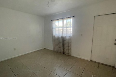 House in Hollywood, Florida 3 bedrooms, 115.11 sq.m. № 1925651 - photo 17