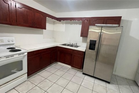 House in Hollywood, Florida 3 bedrooms, 115.11 sq.m. № 1925651 - photo 6