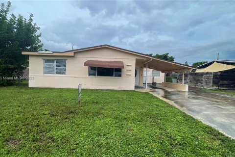 House in Hollywood, Florida 3 bedrooms, 115.11 sq.m. № 1925651 - photo 29