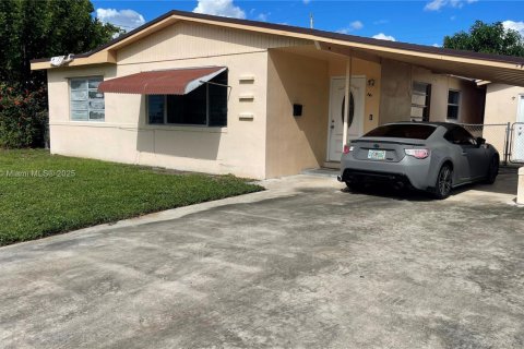 House in Hollywood, Florida 3 bedrooms, 115.11 sq.m. № 1925651 - photo 2