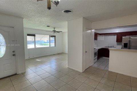 House in Hollywood, Florida 3 bedrooms, 115.11 sq.m. № 1925651 - photo 11