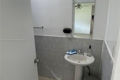 House in Hollywood, Florida 3 bedrooms, 115.11 sq.m. № 1925651 - photo 25