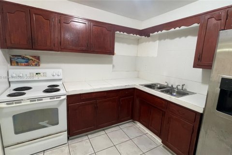 House in Hollywood, Florida 3 bedrooms, 115.11 sq.m. № 1925651 - photo 9