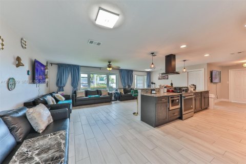 Villa ou maison à vendre à Cape Coral, Floride: 3 chambres, 169.08 m2 № 2428119 - photo 12
