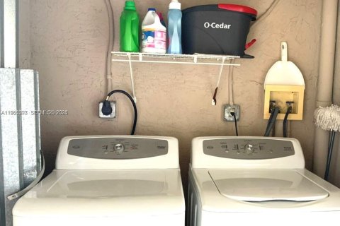 Снять в аренду кондоминиум в Пемброк-Пайнс, Флорида 1 спальня, 75.25м2, № 2027004 - фото 15