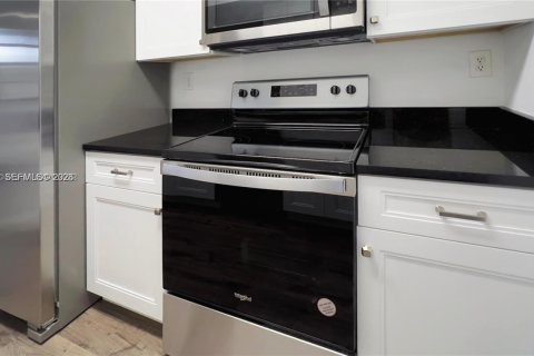 Снять в аренду кондоминиум в Пемброк-Пайнс, Флорида 1 спальня, 75.25м2, № 2027004 - фото 6