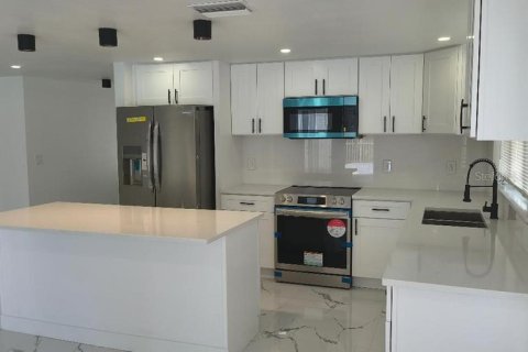 Casa en venta en Tampa, Florida, 4 dormitorios, 139.82 m2 № 2236951 - foto 3