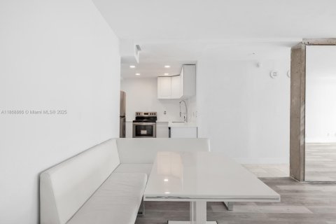 Condo in Miami, Florida, 1 bedroom  № 1896535 - photo 8