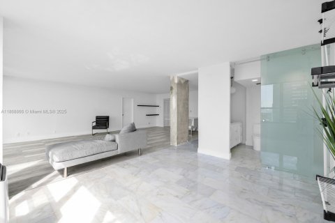 Condo in Miami, Florida, 1 bedroom  № 1896535 - photo 17