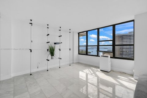 Condo in Miami, Florida, 1 bedroom  № 1896535 - photo 16