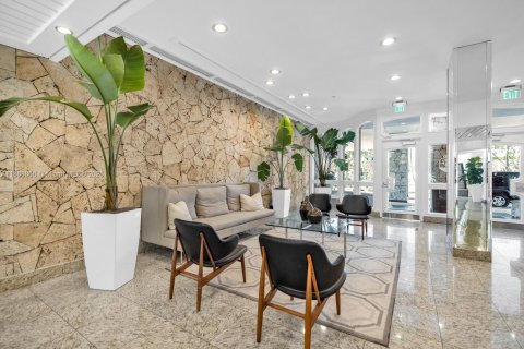 Condo in Miami, Florida, 1 bedroom  № 1896535 - photo 2