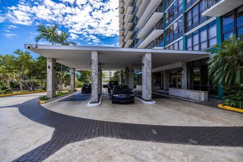 Condo in Miami, Florida, 1 bedroom  № 1896535 - photo 25