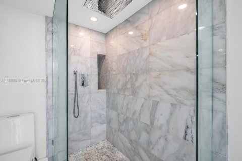 Condo in Miami, Florida, 1 bedroom  № 1896535 - photo 18