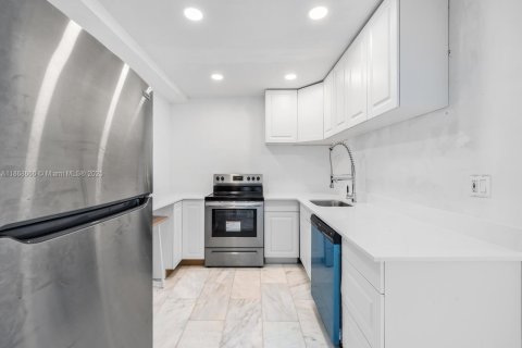 Condo in Miami, Florida, 1 bedroom  № 1896535 - photo 5