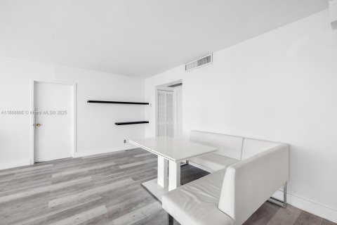 Condo in Miami, Florida, 1 bedroom  № 1896535 - photo 4