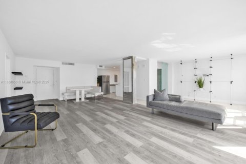 Condo in Miami, Florida, 1 bedroom  № 1896535 - photo 15