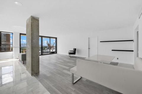 Condo in Miami, Florida, 1 bedroom  № 1896535 - photo 6