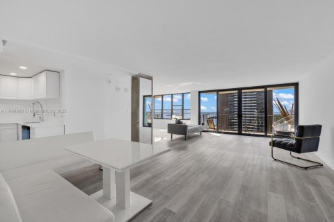 Condo in Miami, Florida, 1 bedroom  № 1896535 - photo 13