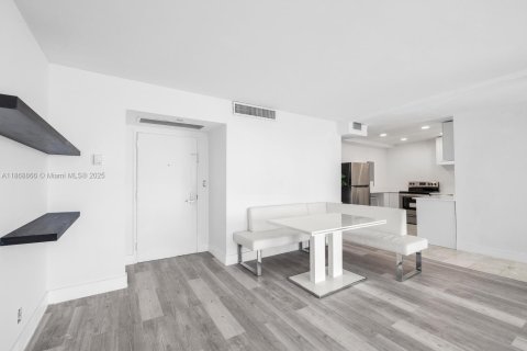 Condo in Miami, Florida, 1 bedroom  № 1896535 - photo 3