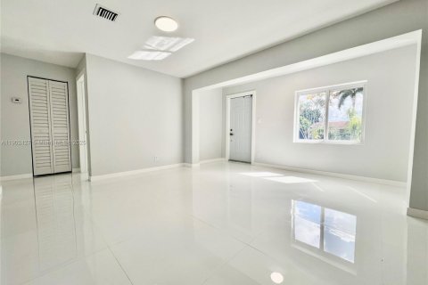 House in Hollywood, Florida 4 bedrooms, 116.5 sq.m. № 1953852 - photo 25