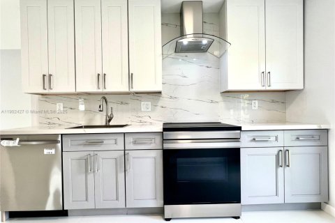 House in Hollywood, Florida 4 bedrooms, 116.5 sq.m. № 1953852 - photo 6