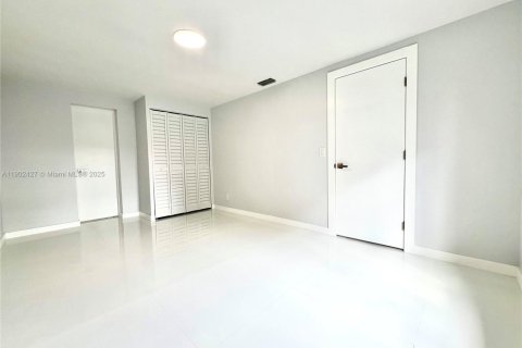 House in Hollywood, Florida 4 bedrooms, 116.5 sq.m. № 1953852 - photo 13