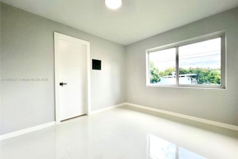 House in Hollywood, Florida 4 bedrooms, 116.5 sq.m. № 1953852 - photo 24