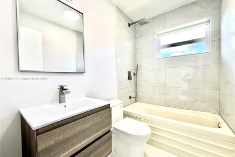 House in Hollywood, Florida 4 bedrooms, 116.5 sq.m. № 1953852 - photo 8