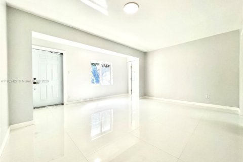 House in Hollywood, Florida 4 bedrooms, 116.5 sq.m. № 1953852 - photo 27