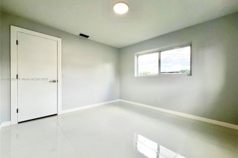 House in Hollywood, Florida 4 bedrooms, 116.5 sq.m. № 1953852 - photo 22