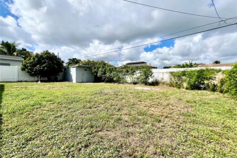 House in Hollywood, Florida 4 bedrooms, 116.5 sq.m. № 1953852 - photo 18