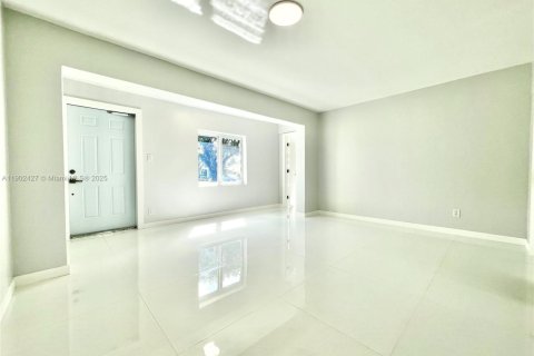 House in Hollywood, Florida 4 bedrooms, 116.5 sq.m. № 1953852 - photo 7