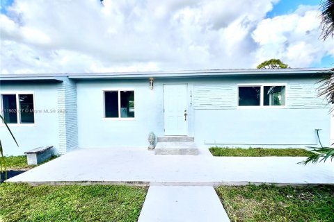 House in Hollywood, Florida 4 bedrooms, 116.5 sq.m. № 1953852 - photo 14
