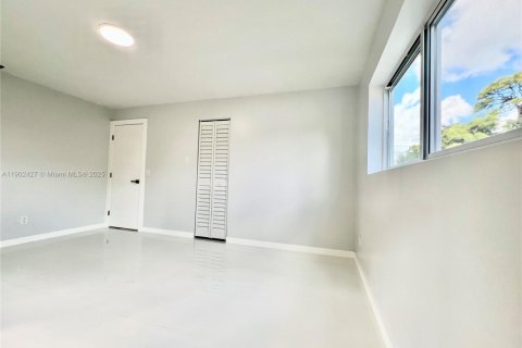 House in Hollywood, Florida 4 bedrooms, 116.5 sq.m. № 1953852 - photo 20