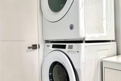 House in Hollywood, Florida 4 bedrooms, 116.5 sq.m. № 1953852 - photo 10