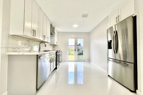 House in Hollywood, Florida 4 bedrooms, 116.5 sq.m. № 1953852 - photo 3